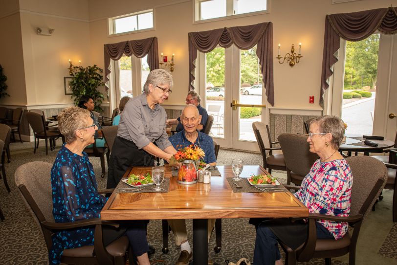 residents enjoying dining at Normandie Ridge