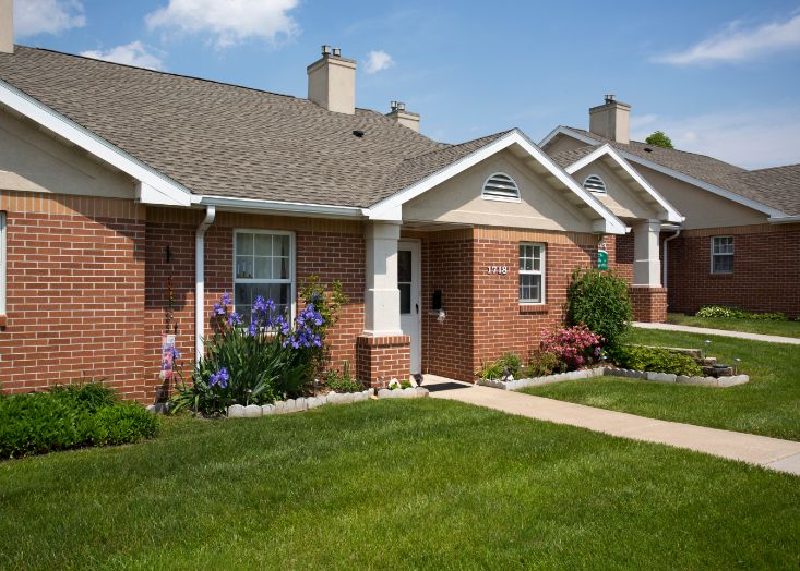 exterior view of garden cottages at Normandie Ridge