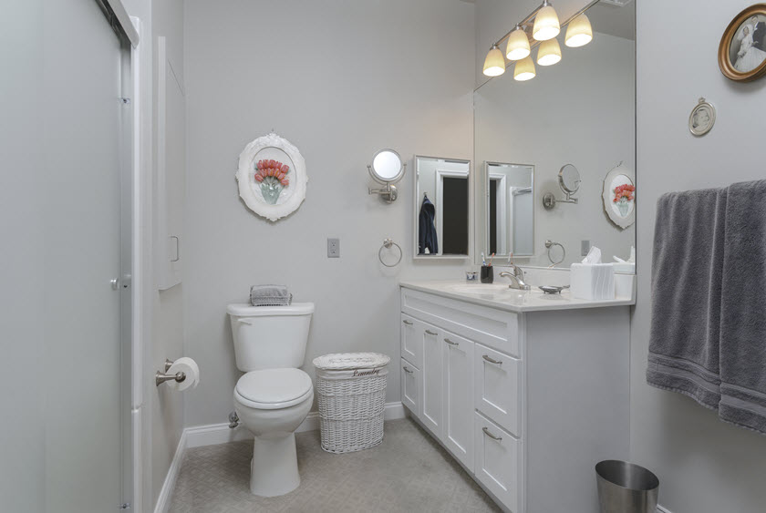 senior living apartment bath at Asbury RiverWoods