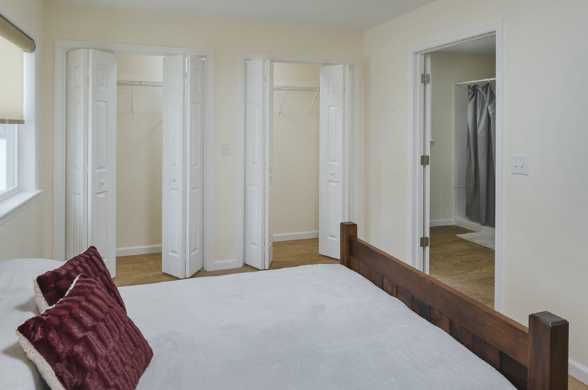 bedroom with closet at riverwoods cottage